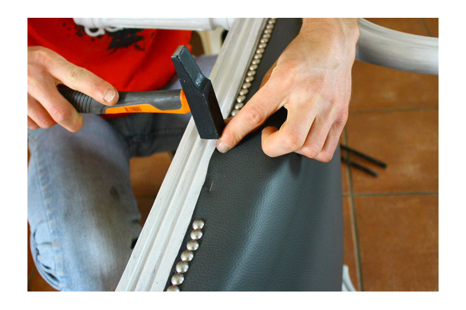 Professionnel cloutant un fauteuil.